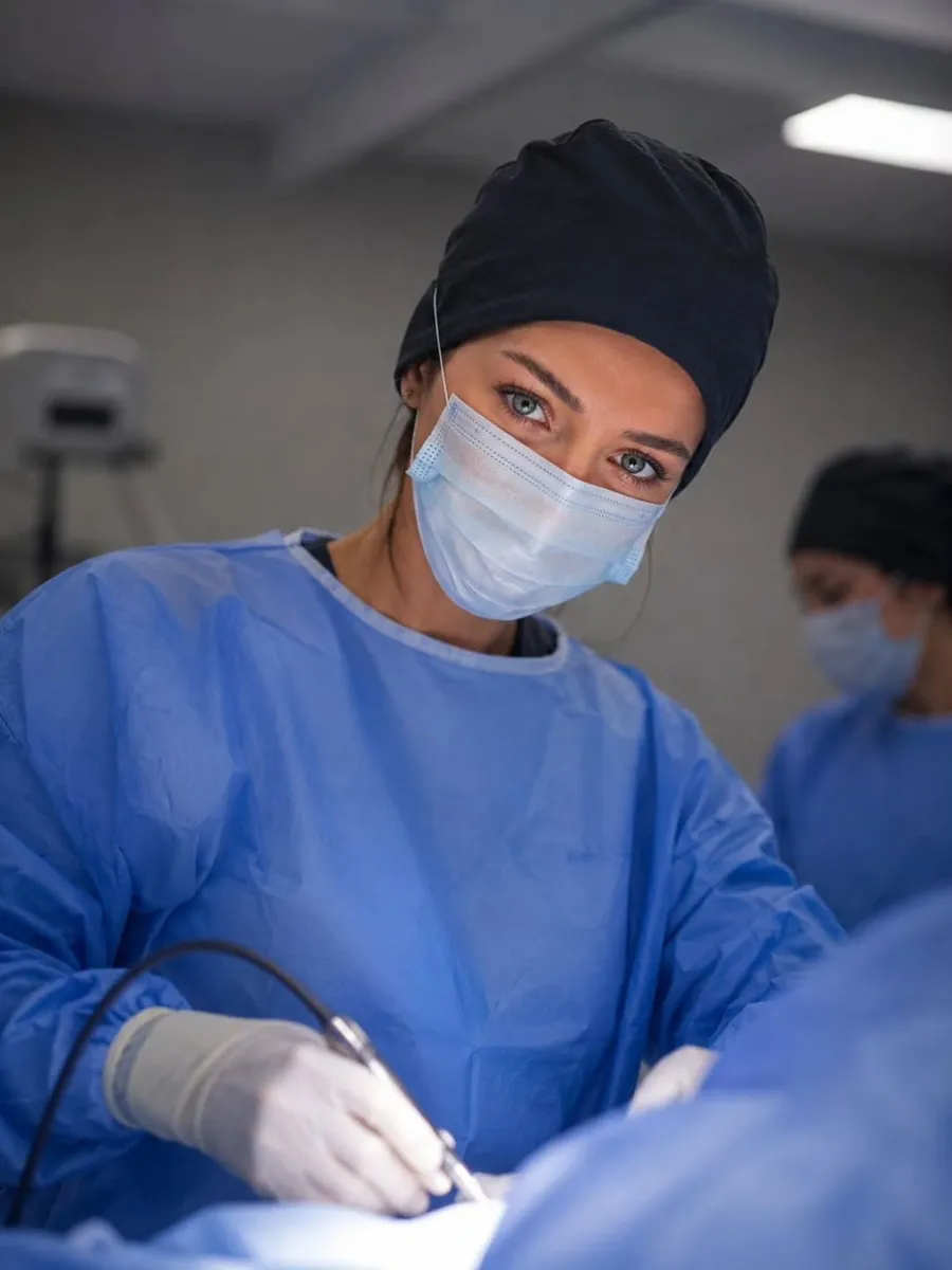 Dr. Lorita Gjoni në ambient klinik me veshje kirurgjikale
